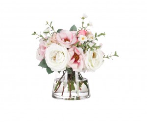 Цветы Rose, розово-белые в стеклянной вазе